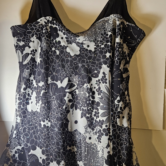 Women tank with sequins v neck - Picture 5 of 6